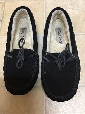 Minnetonka 40217 6M Unisex Black Suede Moccasin Slippers with Fur Lining